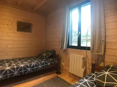 Un ou plusieurs lits dans un hébergement de l'établissement Maison de bois en pleine nature à 20 min de Beaune