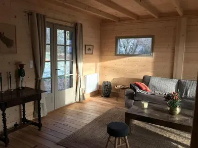 Coin salon dans l'établissement Maison de bois en pleine nature à 20 min de Beaune