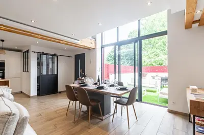 Coin salon dans l'établissement Charmante Maison Climatisée avec son Jardin à 10 minutes de DIJON
