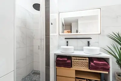 Salle de bains dans l'établissement Charmante Maison Climatisée avec son Jardin à 10 minutes de DIJON