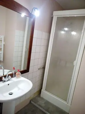 Salle de bains dans l'établissement Autun cœur de ville