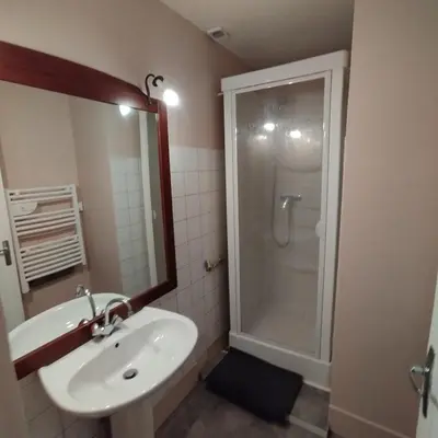 Salle de bains dans l'établissement Autun cœur de ville