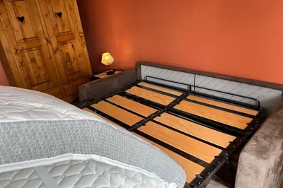 Un ou plusieurs lits dans un hébergement de l'établissement Studio Lac chalain 30 m2 piscine chauffe