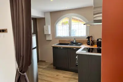 Cuisine ou kitchenette dans l'établissement Studio Lac chalain 30 m2 piscine chauffe