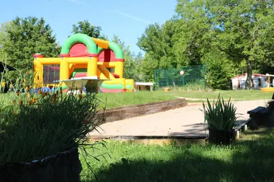 Aire de jeux pour enfants de l'établissement Camping Domaine de Mepillat