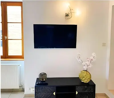 Télévision ou salle de divertissement dans l'établissement Le Clos Violet Holiday Home For 6 - Escapade en Bourgogne