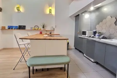 Cuisine ou kitchenette dans l'établissement ''Le Graff'' de Miss.K Conciergerie
