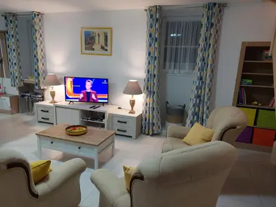 Télévision ou salle de divertissement dans l'établissement L’Impasse