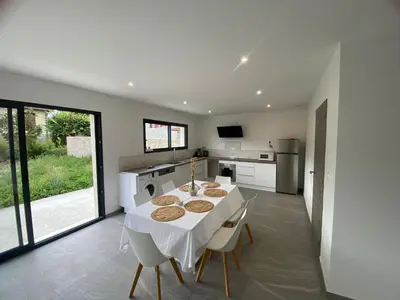 Cuisine ou kitchenette dans l'établissement Maison moderne