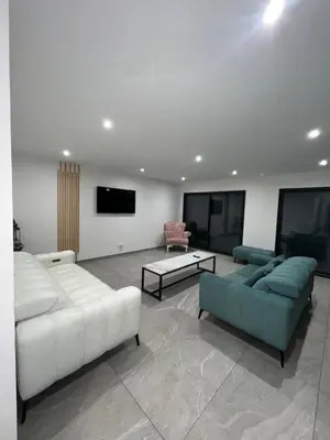 Télévision ou salle de divertissement dans l'établissement Maison moderne