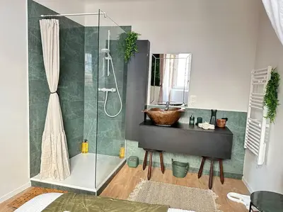 Salle de bains dans l'établissement LE NOUMÉA, T2, Hyper-centre, Square de la Paix