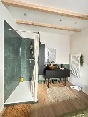 Salle de bains dans l'établissement LE NOUMÉA, T2, Hyper-centre, Square de la Paix