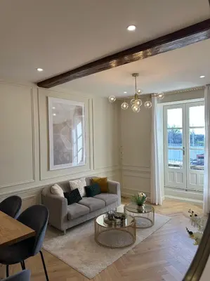 Coin salon dans l'établissement Le Lamartine - vue Saône - Baignoire îlot