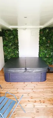 Coin salon dans l'établissement Le Loft du Moulin Brochat avec espace jacuzzi commun