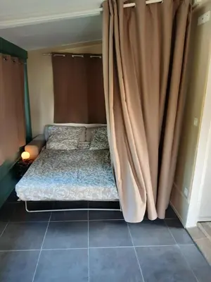 Un ou plusieurs lits dans un hébergement de l'établissement chalet sans voisin, rivière, nature, terrain clos