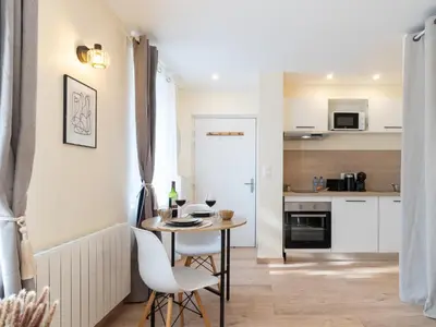 Cuisine ou kitchenette dans l'établissement Le Lotus - Parking public gratuit, wifi haut débit, proche autoroute, gare & centre ville