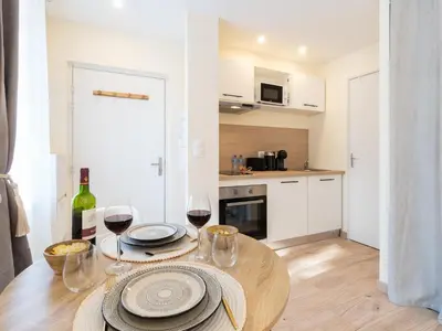 Cuisine ou kitchenette dans l'établissement Le Lotus - Parking public gratuit, wifi haut débit, proche autoroute, gare & centre ville