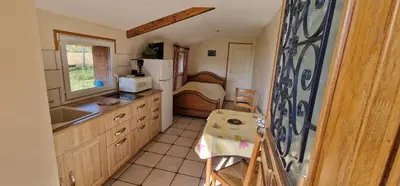 Cuisine ou kitchenette dans l'établissement AU Bosquet fleuri