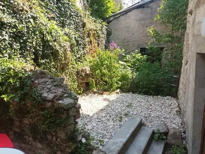 Jardin de l'établissement Gîte 4 personnes proche des cascades du Hérisson