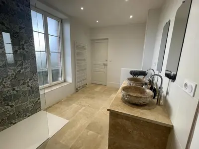 Salle de bains dans l'établissement Gite les Minimes II
