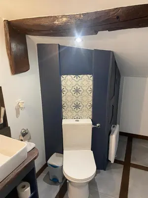 Salle de bains dans l'établissement Ferme Fleurie