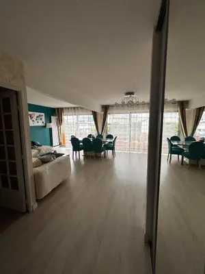 Coin salon dans l'établissement Bel appartement spacieux et lumineux de 100m2 au 3e étage avec ascenseur -A 5mn à pied du parc des expositions congrès de Dijon et ENG et 10mn du centre ville place Parking devant l'immeuble