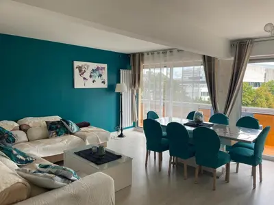 Coin salon dans l'établissement Bel appartement spacieux et lumineux de 100m2 au 3e étage avec ascenseur -A 5mn à pied du parc des expositions congrès de Dijon et ENG et 10mn du centre ville place Parking devant l'immeuble