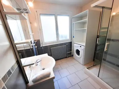 Salle de bains dans l'établissement Le Cosy Thurot : Proche Gare, Familial et Spacieux