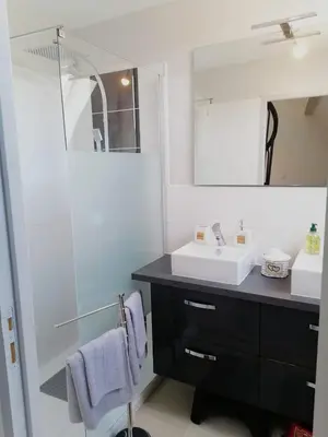Salle de bains dans l'établissement La tour du bonheur