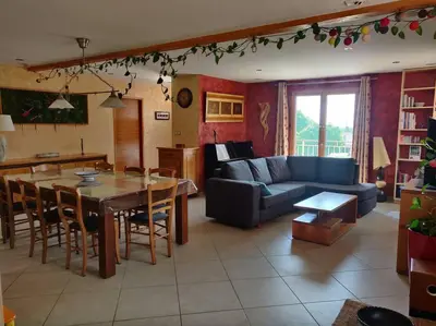 Coin salon dans l'établissement Maison spacieuse avec billard balnéo piano