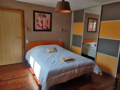 Un ou plusieurs lits dans un hébergement de l'établissement Maison spacieuse avec billard balnéo piano