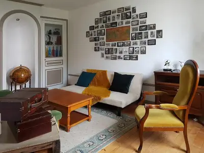 Coin salon dans l'établissement Maison centre-ville calme avec jardin