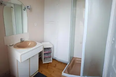 Salle de bains dans l'établissement Maison centre-ville calme avec jardin