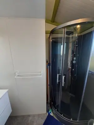 Salle de bains dans l'établissement Cottage flottant terrasse jacuzzi privé en supplément aux Portes de Dijon