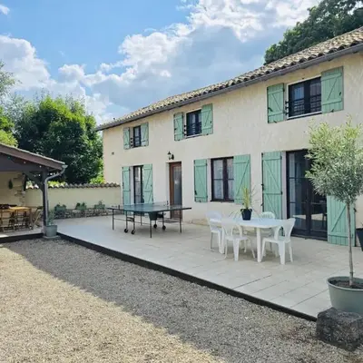 Family House With Garden For 8 At Prety