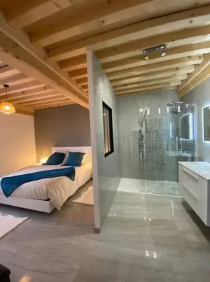 Salle de bains dans l'établissement La Ferme du Maillot