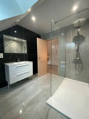 Salle de bains dans l'établissement La Ferme du Maillot