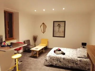 Un ou plusieurs lits dans un hébergement de l'établissement La chambre de Zé
