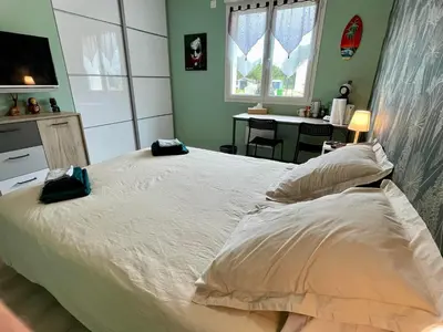 Un ou plusieurs lits dans un hébergement de l'établissement Chambre chez Delphine et Guillaume salle de bain et wc commun