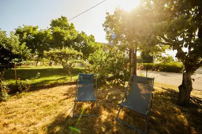 Jardin de l'établissement Chevilyna - cosy - calme-climatisation-jardin-animaux autorisés