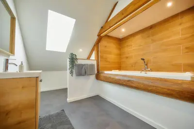 Salle de bains dans l'établissement Chevilyna - cosy - calme-climatisation-jardin-animaux autorisés