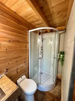 Salle de bains dans l'établissement LES CHALETS DE VANESS' le Mahé