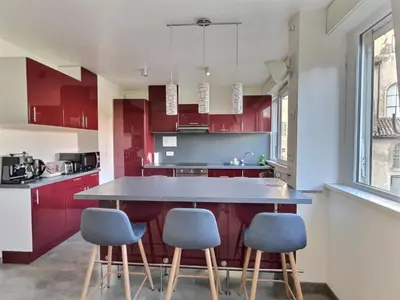 Cuisine ou kitchenette dans l'établissement ''Magic Red'' de Miss.K Conciergerie
