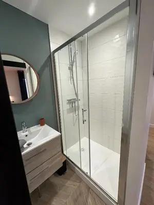 Salle de bains dans l'établissement Résidence République