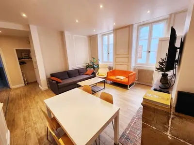 Télévision ou salle de divertissement dans l'établissement Appartement de Louise et Adrien