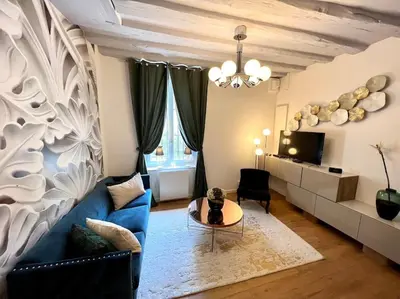 Coin salon dans l'établissement L'Ecrin: Appartement de charme en cœur historique