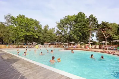 Piscine de l'établissement Huttopia Etang Fouché ou située à proximité