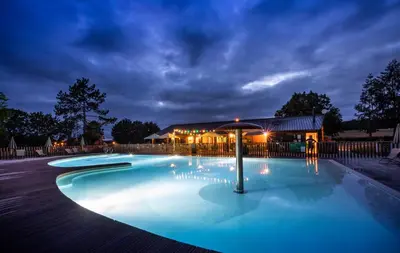 Piscine de l'établissement Huttopia Etang Fouché ou située à proximité