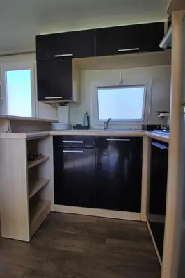 Cuisine ou kitchenette dans l'établissement Mobilhome 3 chambres 6 personnes
