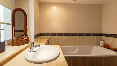 Salle de bains dans l'établissement Le Clos de Pommard